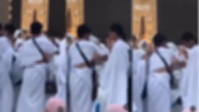 Video Lesti Kejora menangis dipelukan sang ayah di depan Kakbah saat umrah.