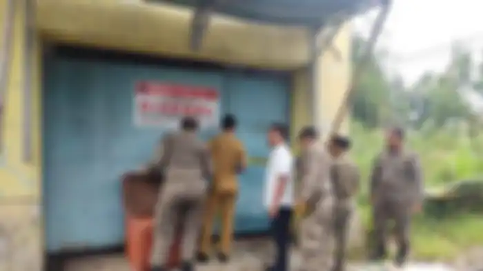 Rumah di Jalan Oscar Raya, Pamulang, Tangerang Selatan disegel Satpol PP karena diduga dijadikan tempat prostitusi online.