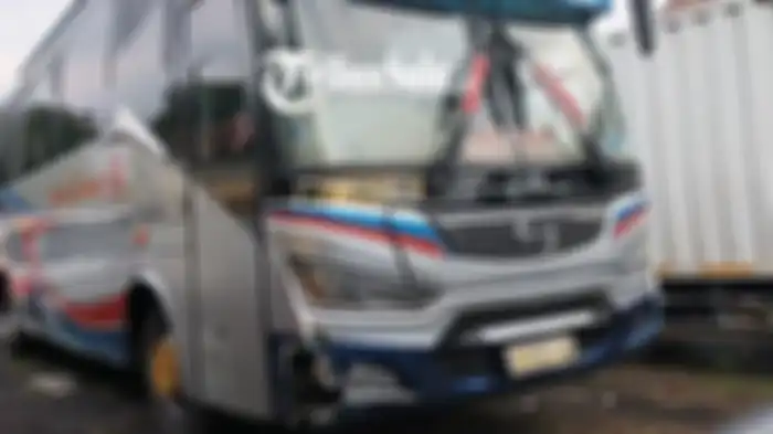 Bus Sumber Selamat yang menabrak seorang pengendara motor hingga meninggal dunia di Kecamatan Sambungmacan, Kabupaten Sragen, Rabu (12/10/2022). 