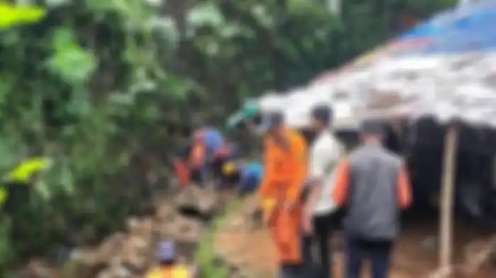 Proses pencarian Adzra Nabila (20) korban yang hanyut terbawa arus di Jalan Dadali, Kecamatan Tanah Sareal, Kota Bogor, Rabu (12/10/2022).   