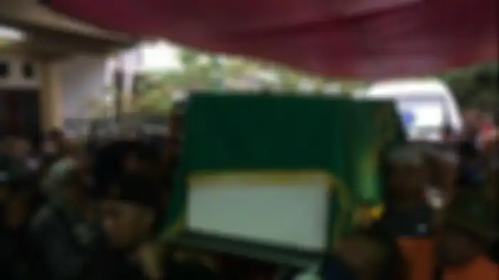 Peti Jenazah Adzra Nabila, korban hanyut di gorong-gorong Kota Bogor tiba di rumah duka, Minggu (16/10/2022) 
