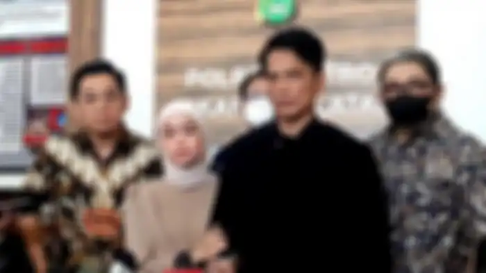 Lesti Kejora ditemani sang ayah (Endang Mulyana) dan kuasa hukumnya (Sandy Arifin) ketika memberikan keterangan di Polres Jakarta Selatan, Jumat (14/10/2022).