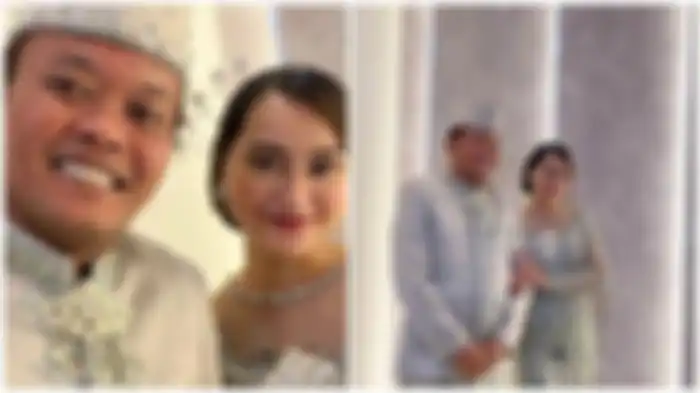 Sule tampak mengenakan baju adat pria bewarna abu-abu, sedangkan Memes dengan kebaya dan riasan wajah yang sederhana. 