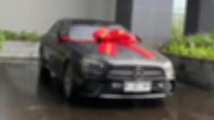 Mobil berjenis Mercy hadiah M Khairi untuk Kiky Saputri terparkir di depan lobby hotel tempat berlangsungnya prosesi lamaran keduanya di kawasan Fatmawati, Jakarta Selatan, Sabtu (22/10/2022).