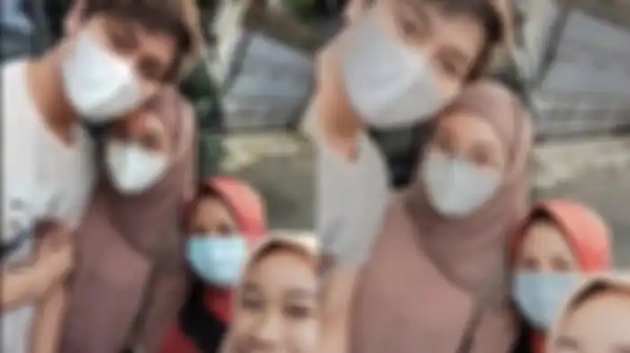 Gestur Rizky Billar dan Lesti Kejora di ajak foto baren penggemar disorot
