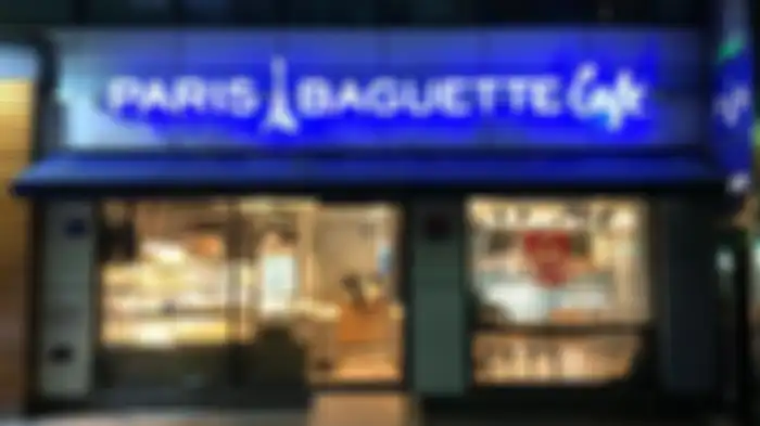 Toko roti Paris Baguette Korea Selatan. Paris Baguette memiliki cafe yang menjual kopi dan roti dengan menu makanan Perancis, yang dilengkapi roti Korea. Paris Baguette diboikot setelah kematian karyawan yang masuk ke mesin mixer sauce pada Sabtu (15/10/2022). 