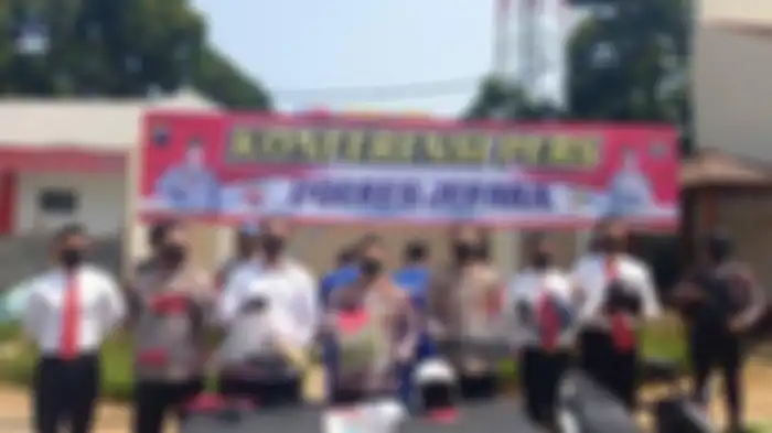 Kapolres Jepara AKBP Warsono (tengah) menunjukkan barang bukti tersangka NA, pelaku kasus pembunuhan yang mayatnya dibuang di Desa Kepuk, Kecamatan Bangsri, Kabupaten Jepara, saat rilis kasus, Senin (31/10/2022). 