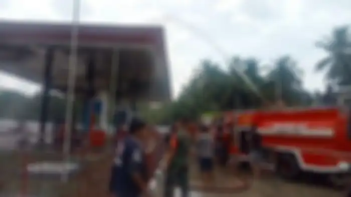 Petugas Damkar memadamkan SPBU 66.712.01 yang terbakar pada Selasa (29/11/2022) sekitar pukul 14.00 Wita. Lokasi di Desa Wasah Tengah, Kecamatan Simpur, Kabupaten Hulu Sungai Selatan (HSS), Provinsi Kalimantan Selatan.
