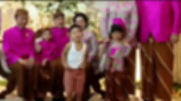 Al Nahyan Nasution, putra Bobby Nasution dan Kahiyang Ayu yang tampak menggemaskan karena hanya mengenakan kaus singlet.