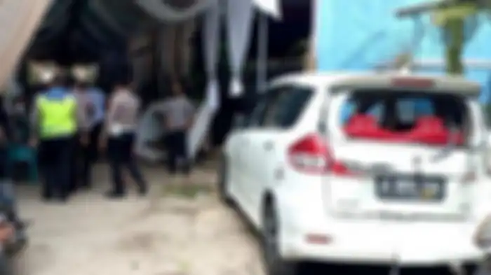 Satu unit mobil Suzuki Ertiga yang ringsek akibat menabrak tiang listrik dan seorang perempuan berinisial S (53). S tewas ditabrak mobilnya sendiri usai ia meminta bantuan kepada seseorang untuk memindahkan mobilnya. 