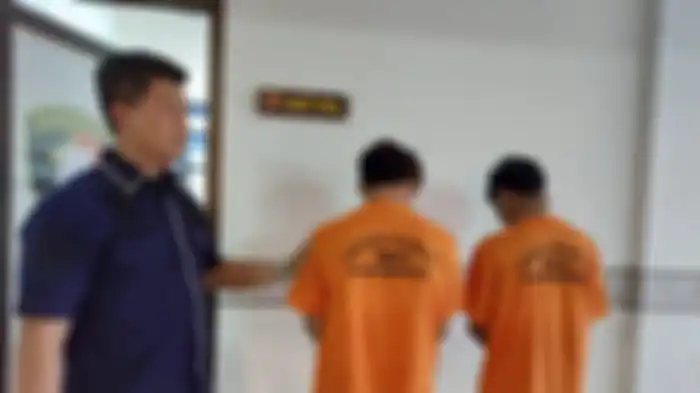 Dua mucikari F (kiri) dan R (kanan) yang memperdagangkan Y untuk layanan prostitusi online, didampingi Kanit PPA Satreskrim Polresta Samarinda AKP Teguh Wibowo. 