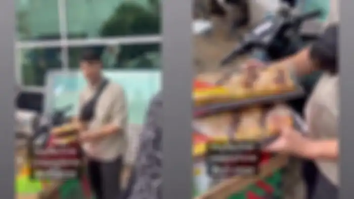 Kevin Sanova memamerkna dagangannya