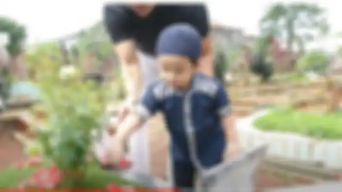 Gala Sky Andriansyah saat ziarah ke makam kedua orang tuanya