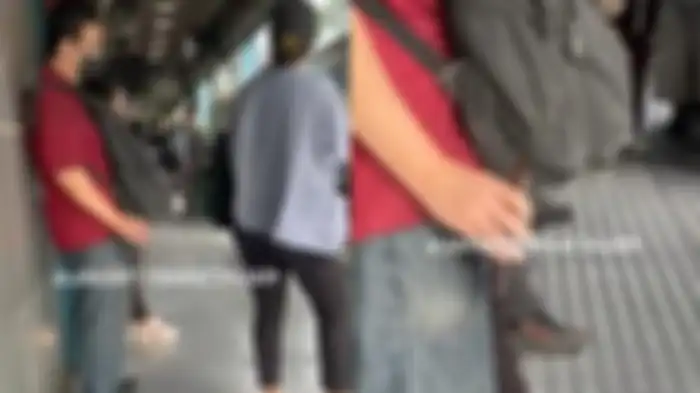 Seorang pria diam-diam merekam bokong wanita saat sedang berada dui halte bus.