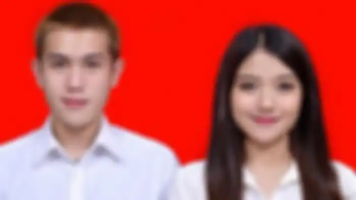 Julian Jacob memamerkan pas foto berlatar merah setelah melamar Mirriam Eka, Selasa (3/1/2023). Julian Jacob seolah memberi sinyal hubungan cintanya bersama Mirriam Eka akan dilanjutkan ke jenjang pernikahan. 