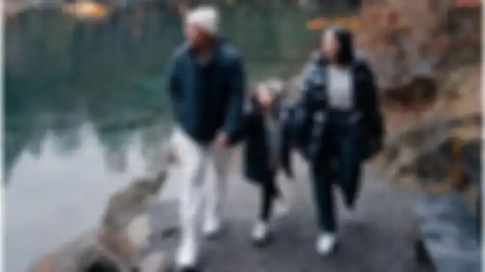 Potret Gading Marten bersama Gisella Anastasia dan Gempita saat berada di tepi Danau Blausee, Swiss. 