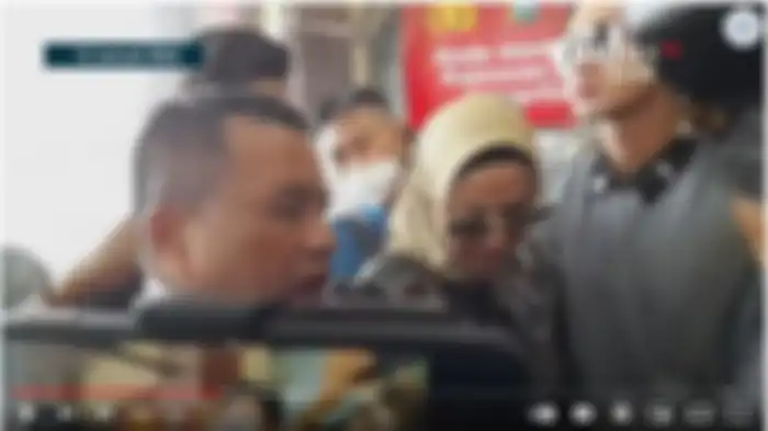 Hotman Paris dampingi Venna Melinda di Polda Jatim.