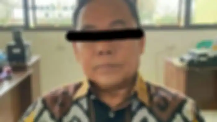 AT, oknum Kepala Sekola yang diduga cabuli 2 siswinya.