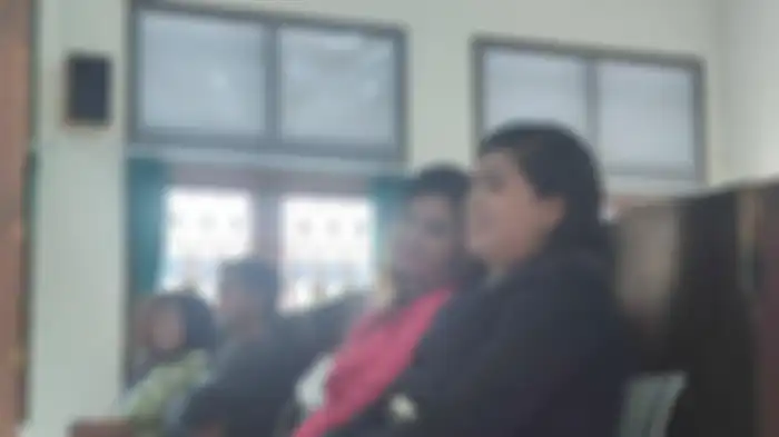 Didampingi kuasa hukum, Aurilia Putri Cristyn (20) dan Adi Suganda (23) mengikuti proses persidangan di PN Kelas II Probolinggo, Kamis (19/1/2023). 