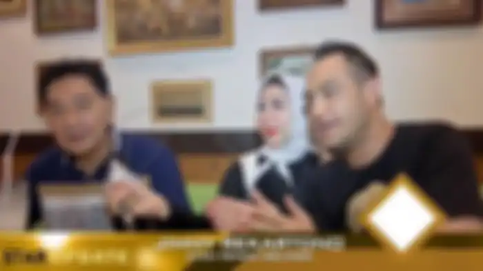 Jimmy Rekartono (kiri) ayah dari Venna Melinda tak mengetahui kedatangan ibunda Ferry Irawan 