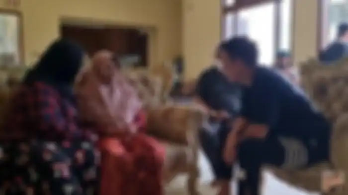 Ibu Eny bercanda dengan Baim Wong.