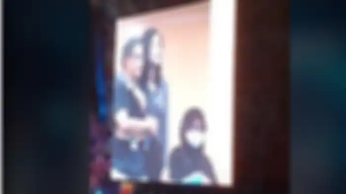 Rocky Gerung dirangkul seorang wanita di konser Dewa 19
