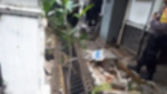 Salah satu pagar balai kota roboh akibat demo driver ojol.