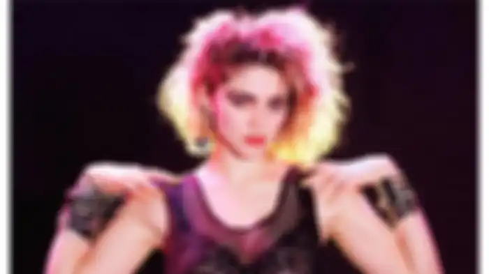 Madonna Tampil dengan fashion unik.