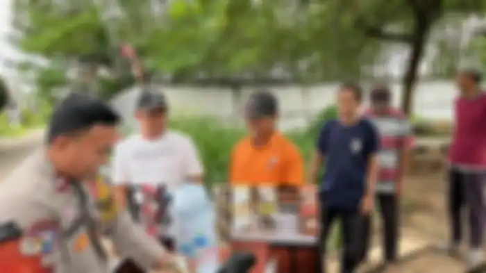 Mohadi saat melayani warga di Cilodong, Depok.