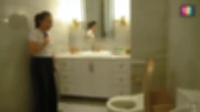 Momen saat Ayu Ting Ting kaget melihat kecanggihan kloset di kamar mandi Eko Patrio.