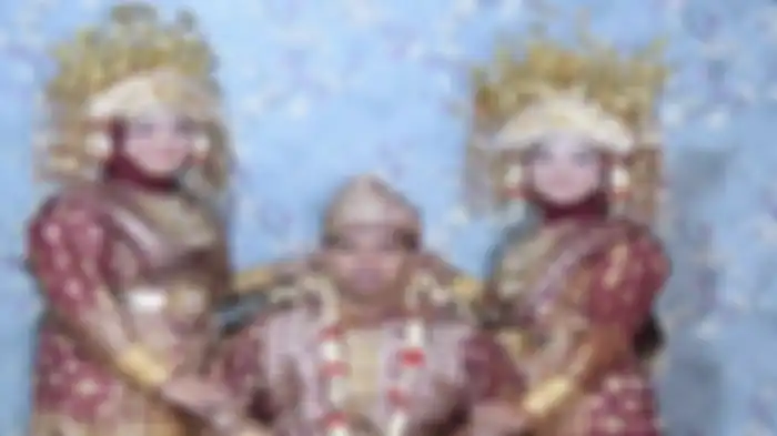 Rio Kartonis, Desi Lastari dan Suci Ramadani saat foto prewedding. Rio Pria Bakal Nikahi 2 Wanita Sekaligus di MUBA , Foto prewedding viral di medsos
