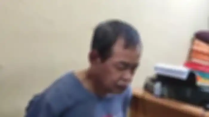 S (60)  tersangka pelaku pembunuhan terhadap istrinya sendiri di kawasan Jalan Pintu II Taman Mini Indonesia Indah (TMII), Kelurahan Pinang Ranti, Kecamatan Makasar, Jakarta Timur.  
