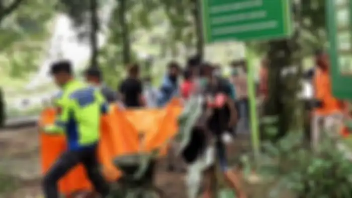 Proses evakuasi potongan kaki manusia yang ditemukan di aliran sungai dekat loket II Grojogan Sewu, Kecamatan Tawangmangu, Kabupaten Karanganyar, Kamis (23/2/2023) siang. 