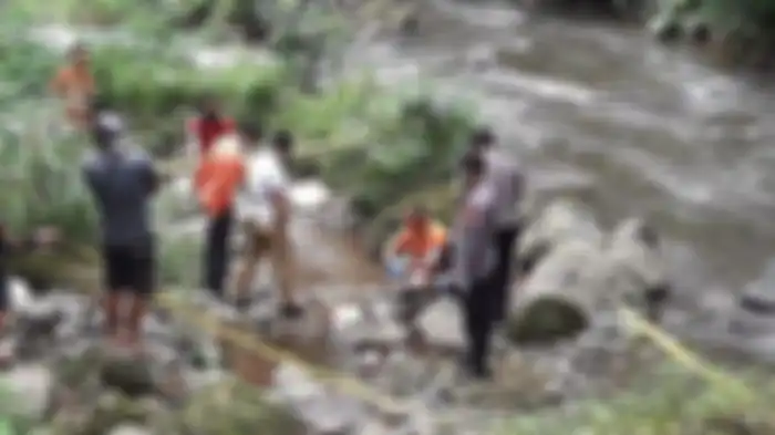 Olah TKP penemuan potongan kaki manusia, yang ditemukan wisatawan saat berwisata di Air Terjun Grojogan Sewu, Kecamatan Tawangmangu, Kabupaten Karanganyar, pada Kamis (23/2/2023). 