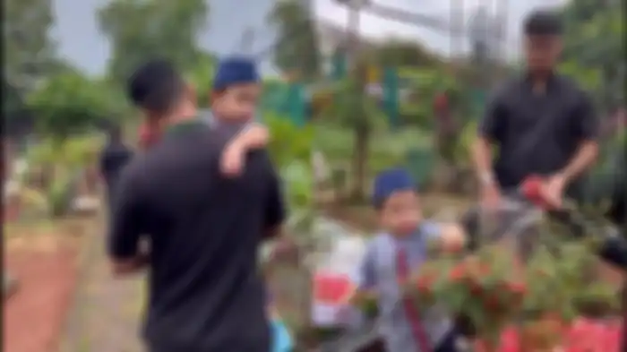 Gala sky ziarah ke makam orang tua