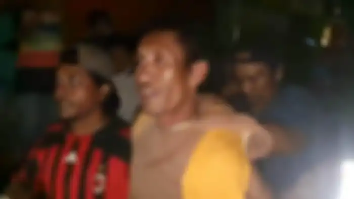 Sosok pria yang diduga maling di area rumah warga yang terdampak kebakaran depo Pertamina Plumpang, Jakarta Utara