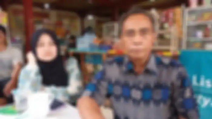 Eman Sulaeman (67) saat menceritakan tentang empat anggota keluarganya yang jadi korban kebakaran Depo Pertamina Plumpang di RS Polri Kramat Jati, Jakarta Timur, Minggu (5/3/2023).