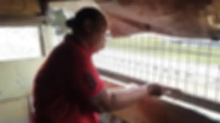 Sumihar Silaban (63) menunjukkan rumahnya di Rawa Badak Selatan yang menempel dengan tembok belakang Depo Pertamina Plumpang, Koja, Jakarta Utara, Sabtu (4/3/2023). 