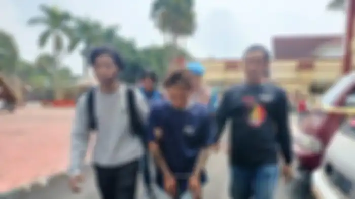 Eko Rudianto (32) (tengah) pelaku pembunuhan, rudapaksa, dan perampokan terhadap seorang perempuan di Arjasari, Kabupaten Bandung.