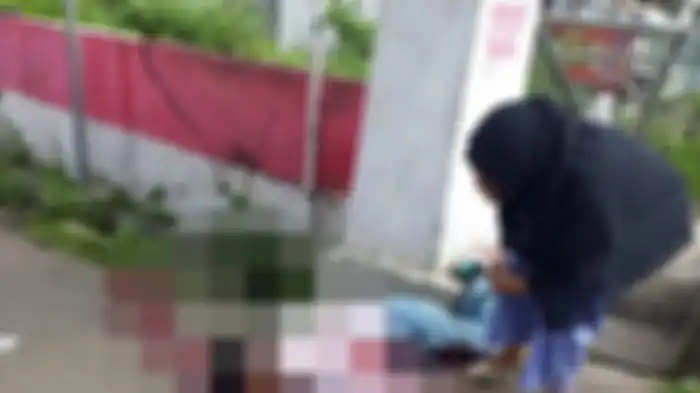 Sosok wanita berkerudung hitam menghampiri siswa SMK yang tewas terkena bacokan di lampu merah  Simpang Pomad, Kota Bogor, Jumat (10/3/2023).