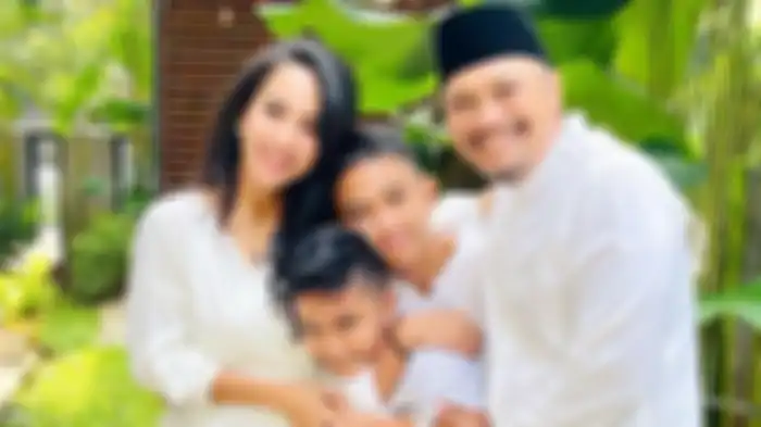 Mira Asmara, suami dan kedua anaknya 