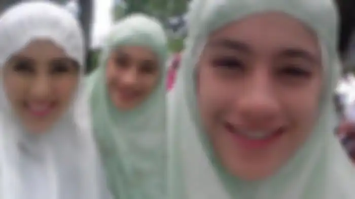 Phuwaryne keenan saat masih menjadi wanita dan memakai mukena