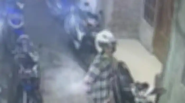 Terekam dalam kamera CCTV aksi pelaku curanmor dilakukan di kawasan permukiman padat penduduk.