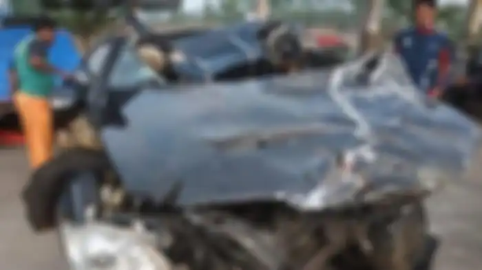 Toyota Camry yang ditumpangi atlet pebulutangkis Indonesia Syabda Perkasa Belawa dan keluarga