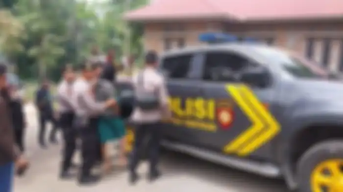 Polisi saat melakukan rekonstruksi kasus pembunuhan seorang perempuan muda di Jorong Solok, Nagari Singgalang, Kecamatan X Koto, Tanah Datar, Sumbar, Sabtu (18/3/2023). 