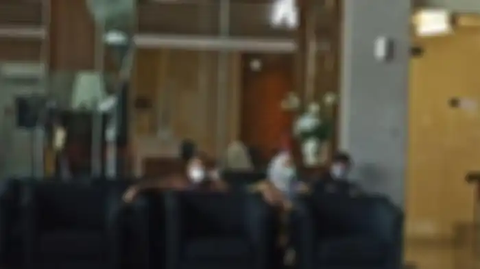 Kepala Kantor Badan Pertanahan Jakarta Timur (BPN Jaktim) Sudarman Harjasaputra mendatangi gedung Merah Putih Komisi Pemberantasan Korupsi (KPK) bersama istrinya, VP, Selasa (21/3/2023) 