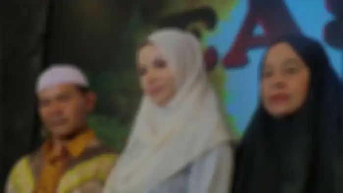 Dinar Candy bersama orang tua.
