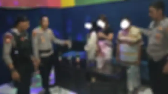 Personel Samapta Polres Probolinggo mendapati seorang pria bersarung dan berpeci tengah berdendang bareng biduan di tempat karaoke. 