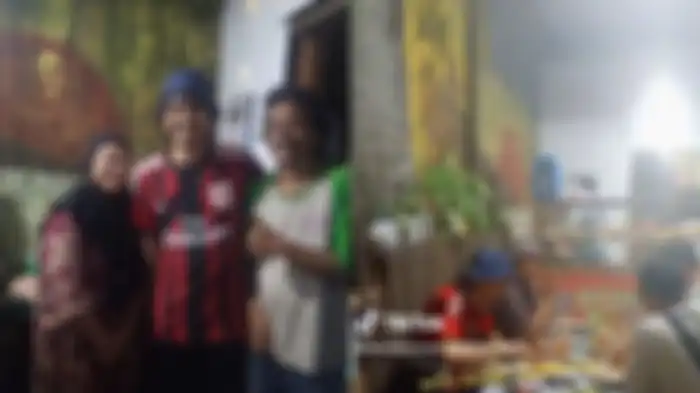 Duta, vokalis band Sheila On 7 terekam sedang makan di warteg. Kesederhanaannya disorot, Senin (3/4/2023).