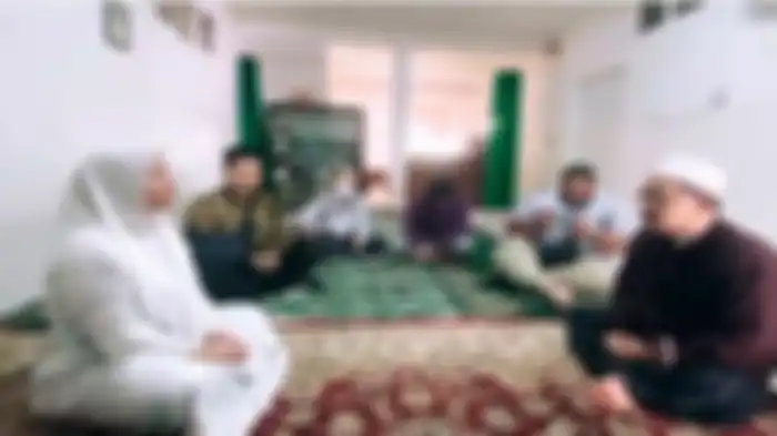 Momen Nadya Holcher adik dari Natahalie Holscher mengucapkan kalimat syahadat yang didampingi ustad. Senin (18/04/2023). 